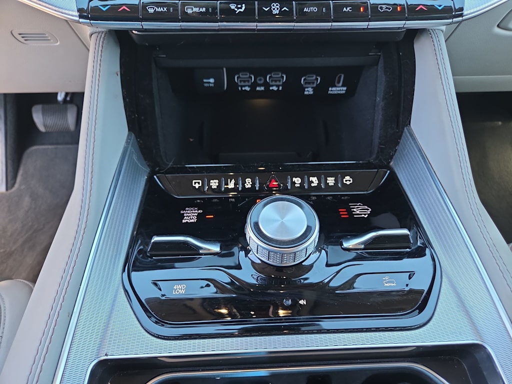 Thumbnail: 2023 Jeep Grand Wagoneer - 28