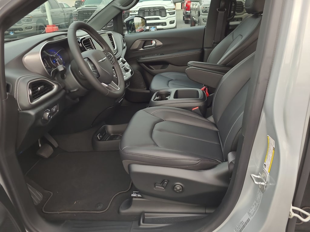 Thumbnail: 2026 Chrysler Pacifica - 11