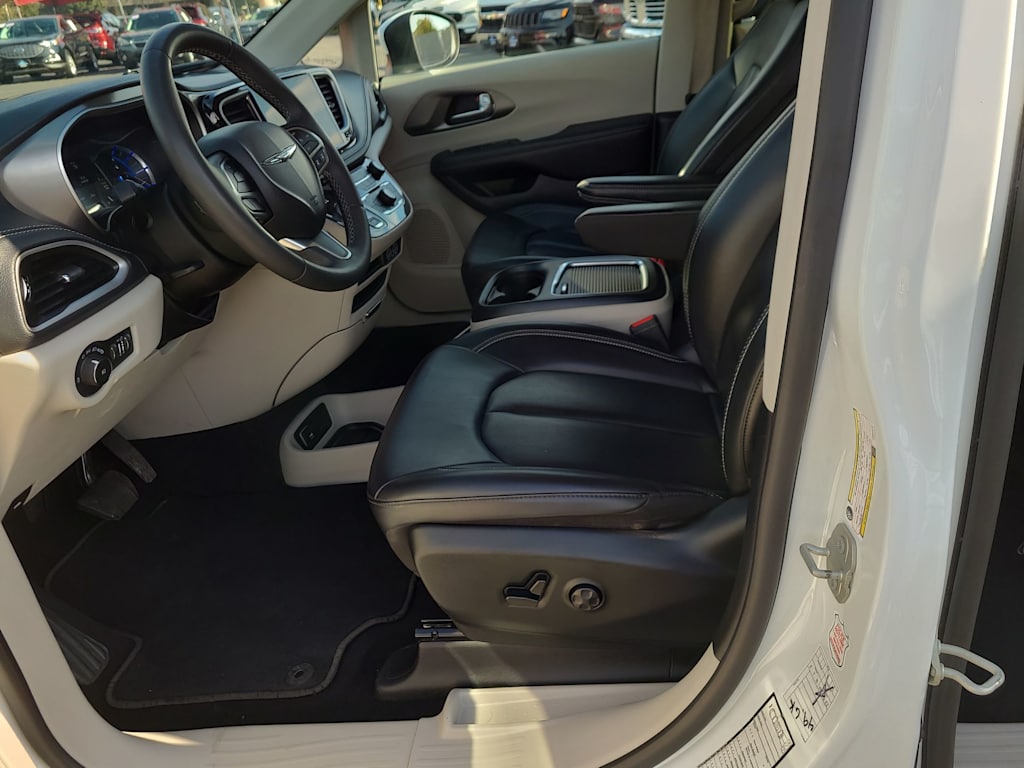 Thumbnail: 2023 Chrysler Pacifica - 10