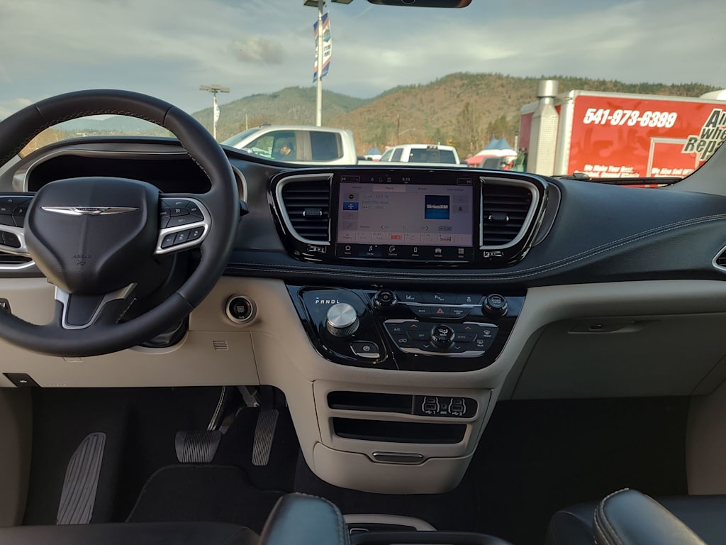 Thumbnail: 2023 Chrysler Pacifica - 9