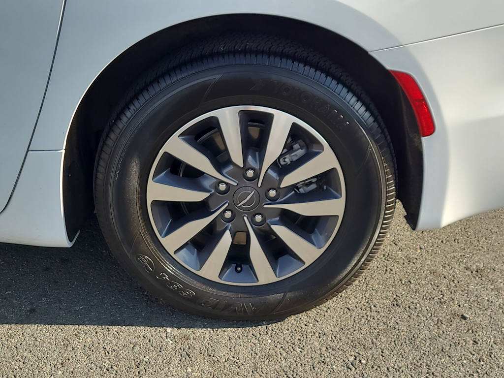 Thumbnail: 2023 Chrysler Pacifica - 8