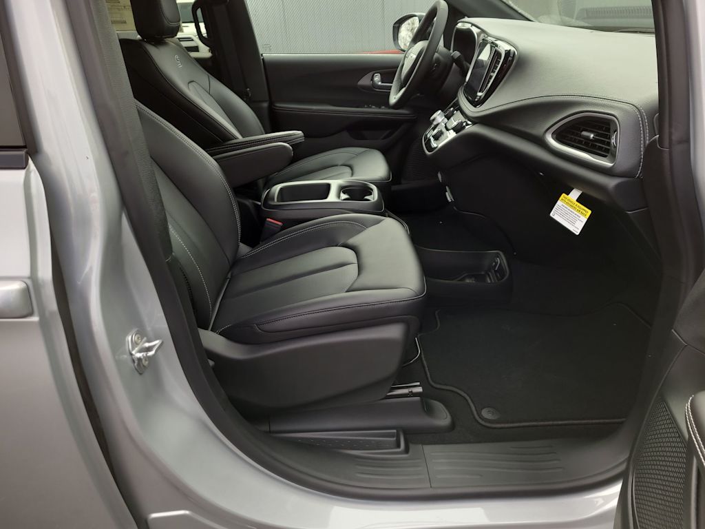 Thumbnail: 2026 Chrysler Pacifica - 11