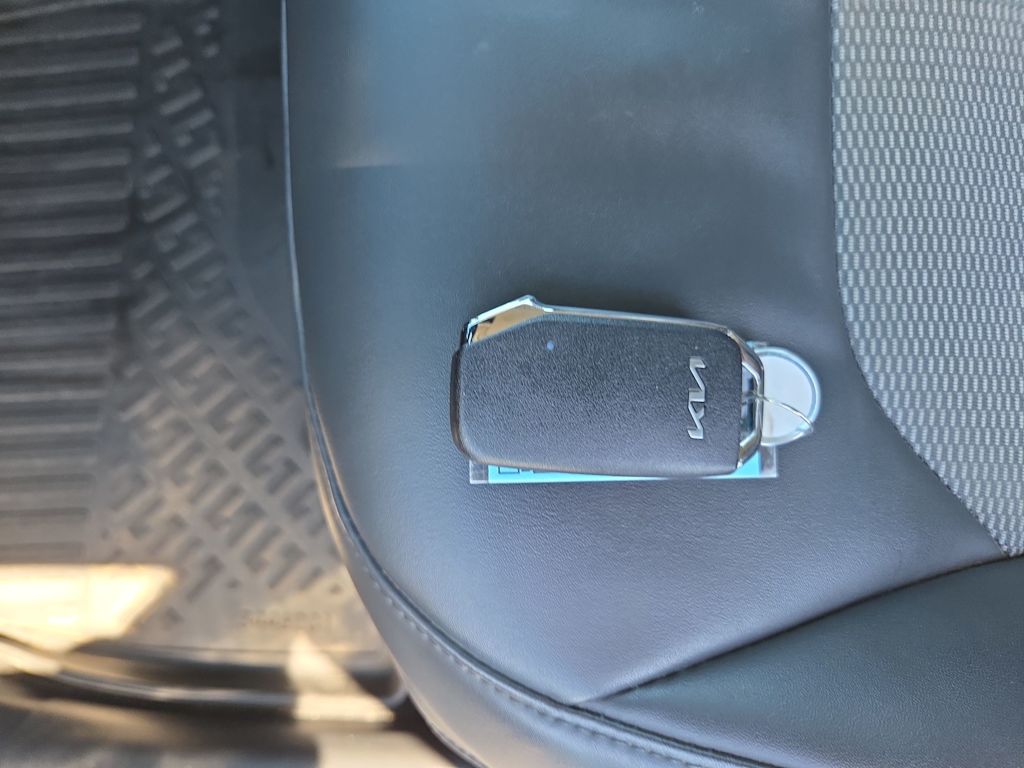 Thumbnail: 2023 Kia Niro - 29