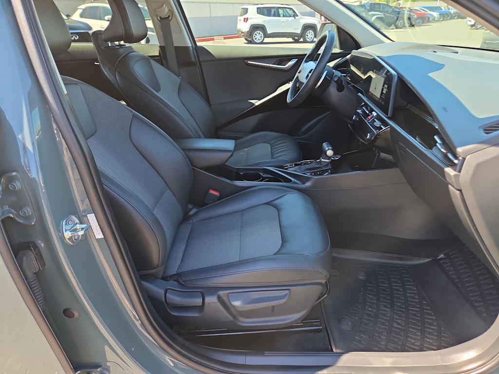 Thumbnail: 2023 Kia Niro - 12