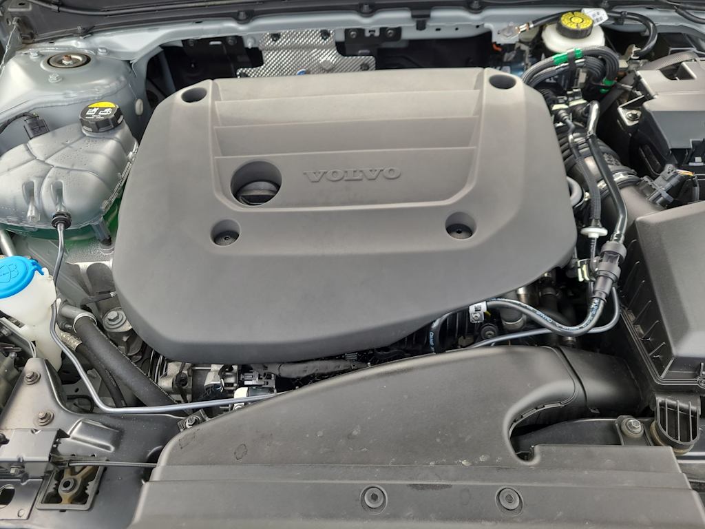 2024 Volvo XC40 B5 Core 9