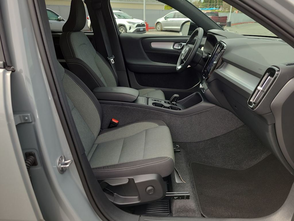 2024 Volvo XC40 B5 Core 12