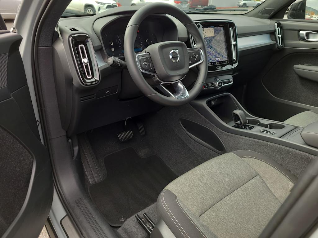 2024 Volvo XC40 B5 Core 2