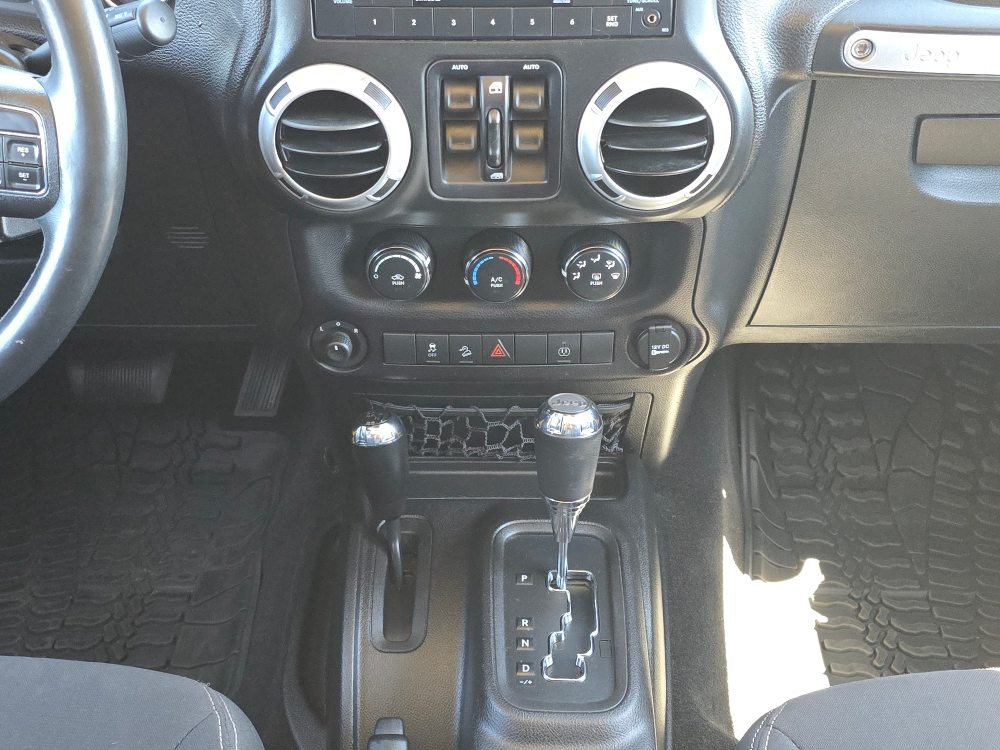 Thumbnail: 2015 Jeep Wrangler - 14