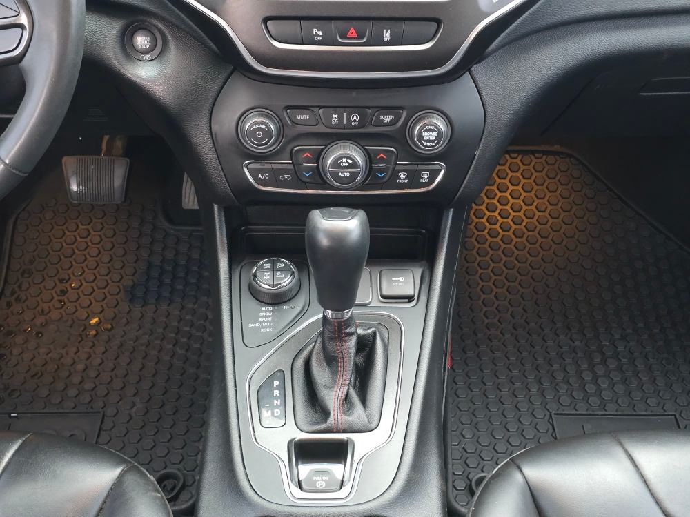 Thumbnail: 2021 Jeep Cherokee - 14