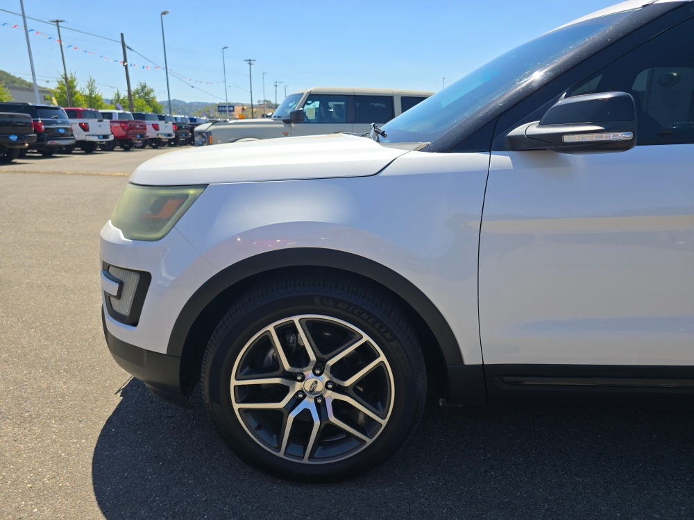 Thumbnail: 2016 Ford Explorer - 7
