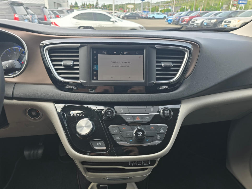 Thumbnail: 2023 Chrysler Voyager - 18