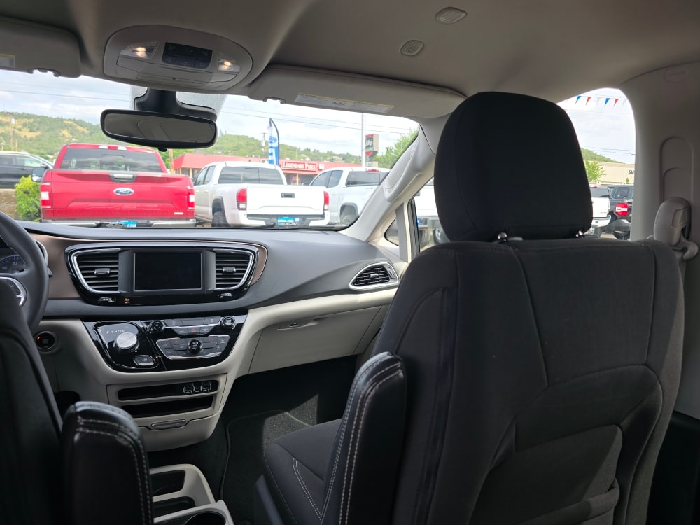 Thumbnail: 2023 Chrysler Voyager - 9