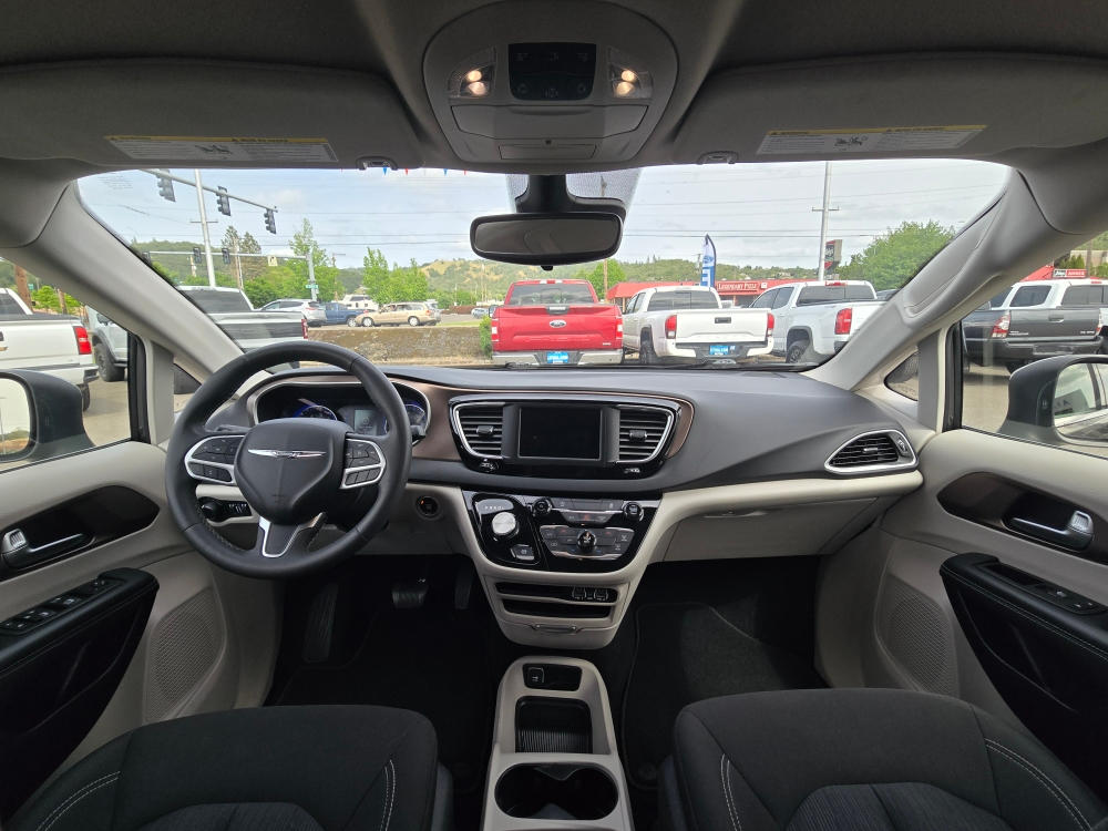Thumbnail: 2023 Chrysler Voyager - 11