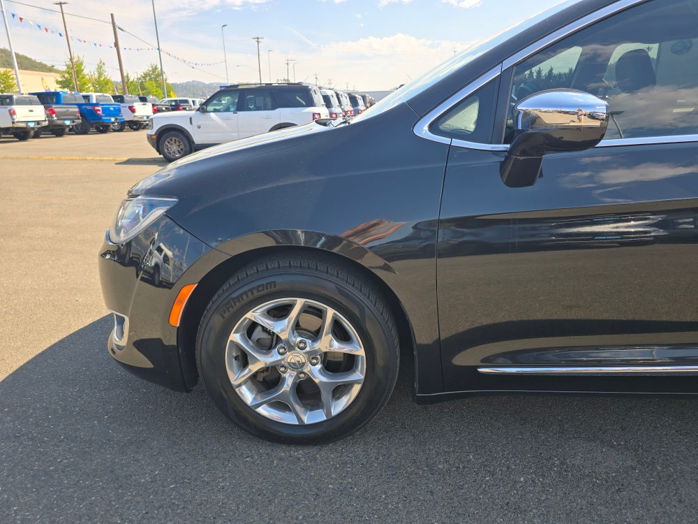 Thumbnail: 2017 Chrysler Pacifica - 20