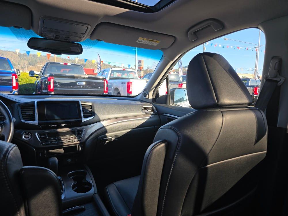 Thumbnail: 2017 Honda Pilot - 9