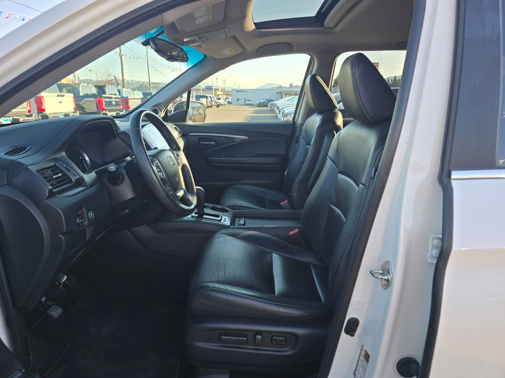 Thumbnail: 2017 Honda Pilot - 8