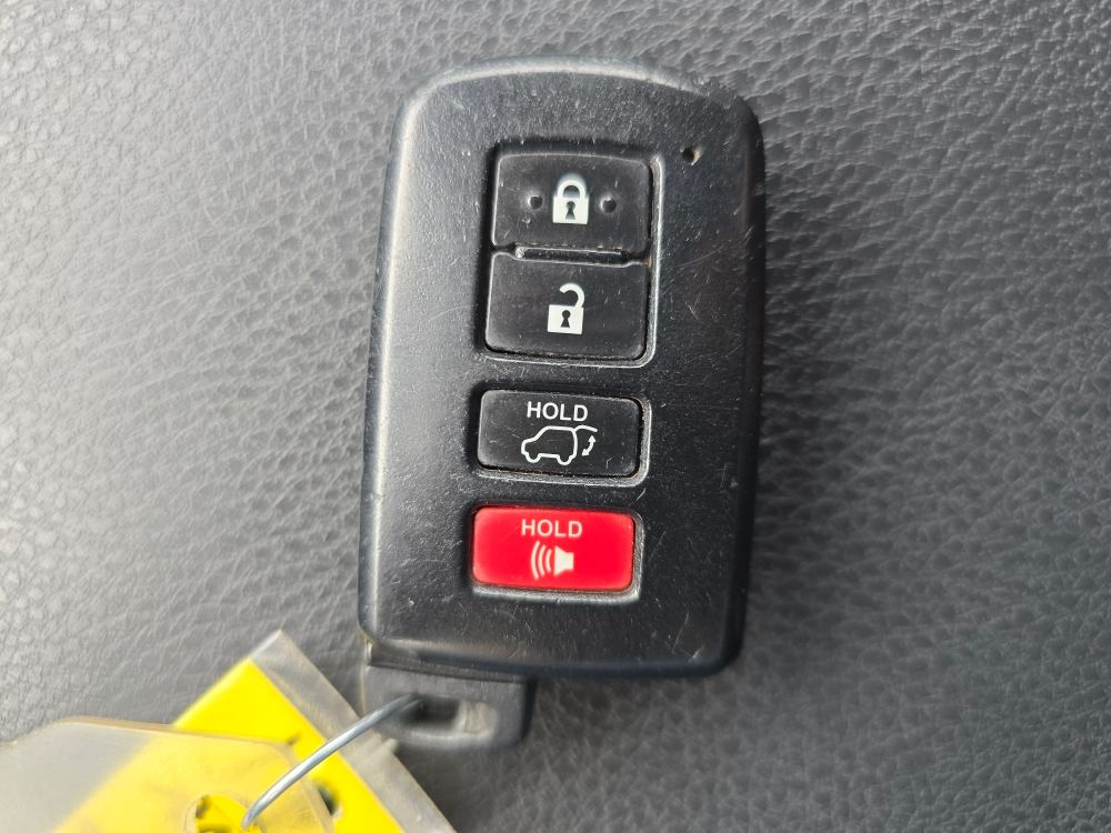 Thumbnail: 2015 Toyota Highlander - 15