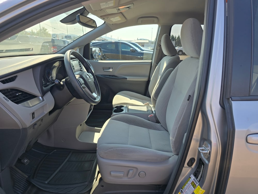 Thumbnail: 2018 Toyota Sienna - 9