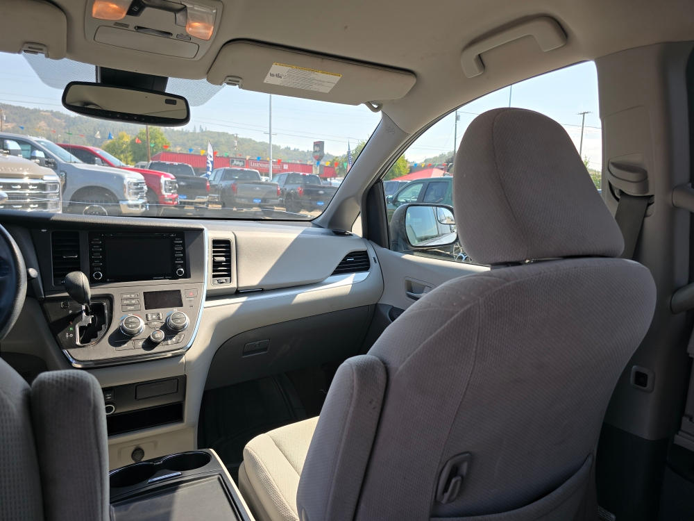 Thumbnail: 2018 Toyota Sienna - 10
