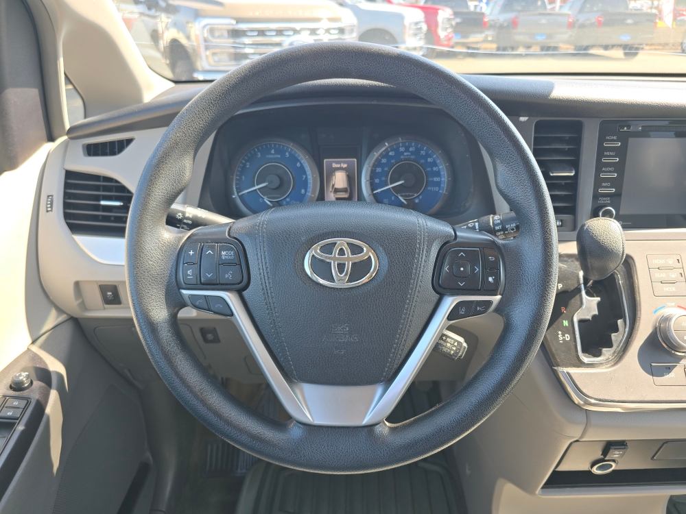 Thumbnail: 2018 Toyota Sienna - 8