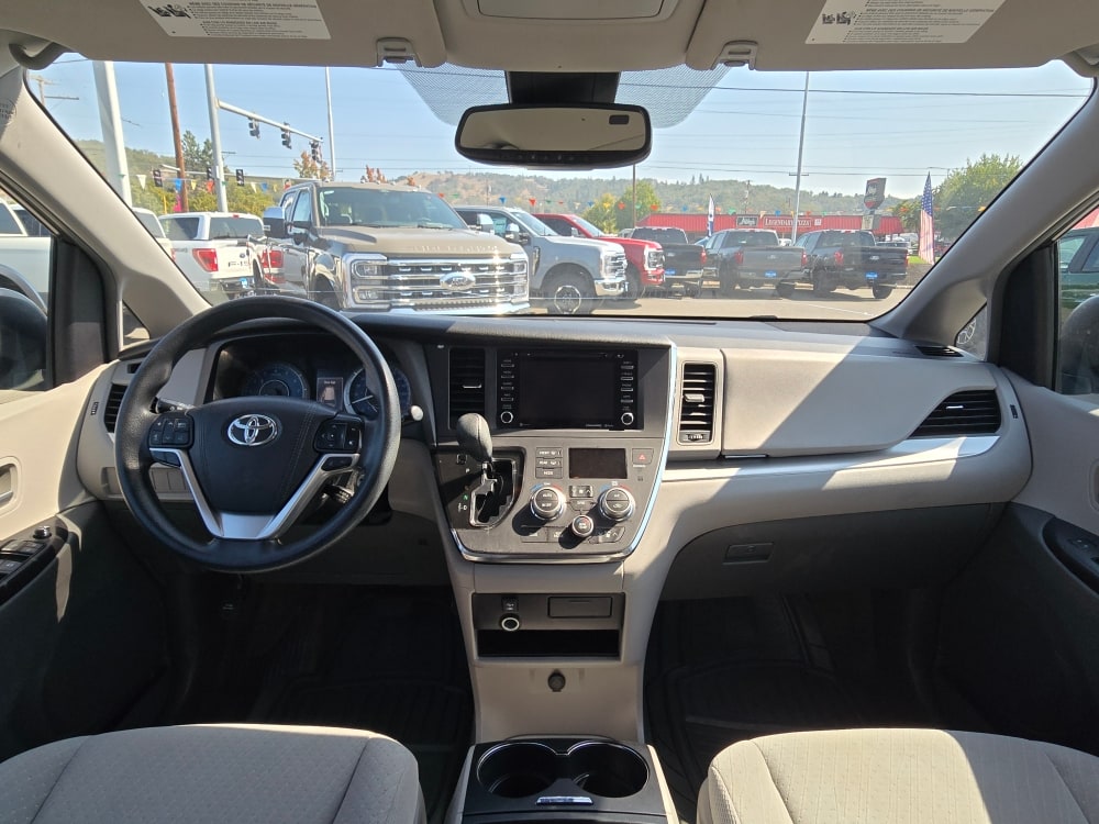 Thumbnail: 2018 Toyota Sienna - 12