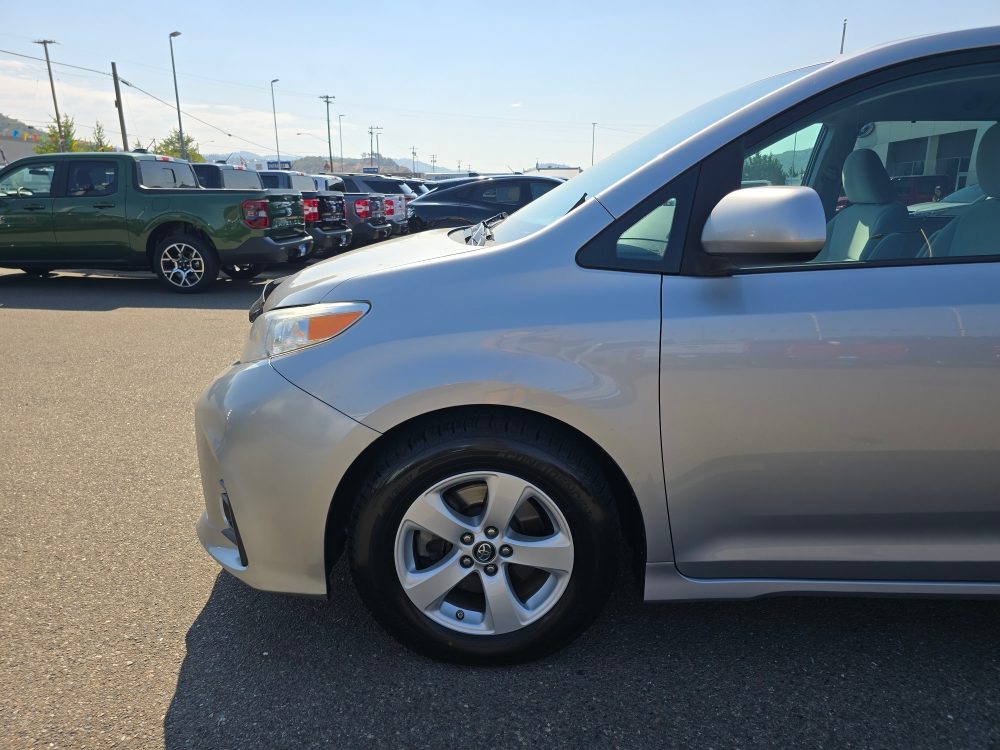 Thumbnail: 2018 Toyota Sienna - 7