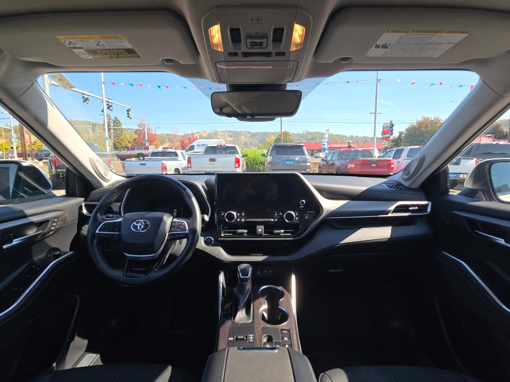 Thumbnail: 2023 Toyota Highlander - 12