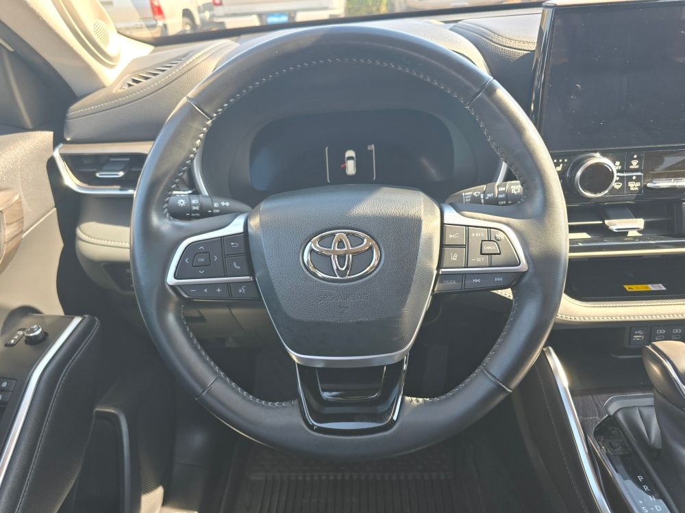 Thumbnail: 2023 Toyota Highlander - 8