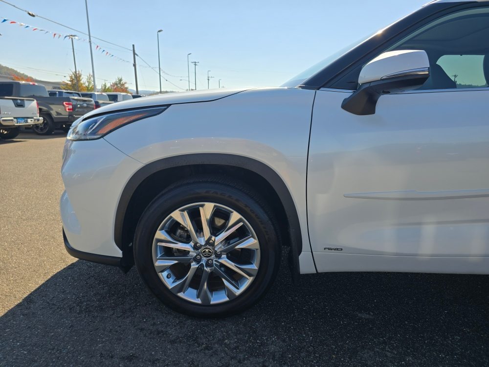 Thumbnail: 2023 Toyota Highlander - 7