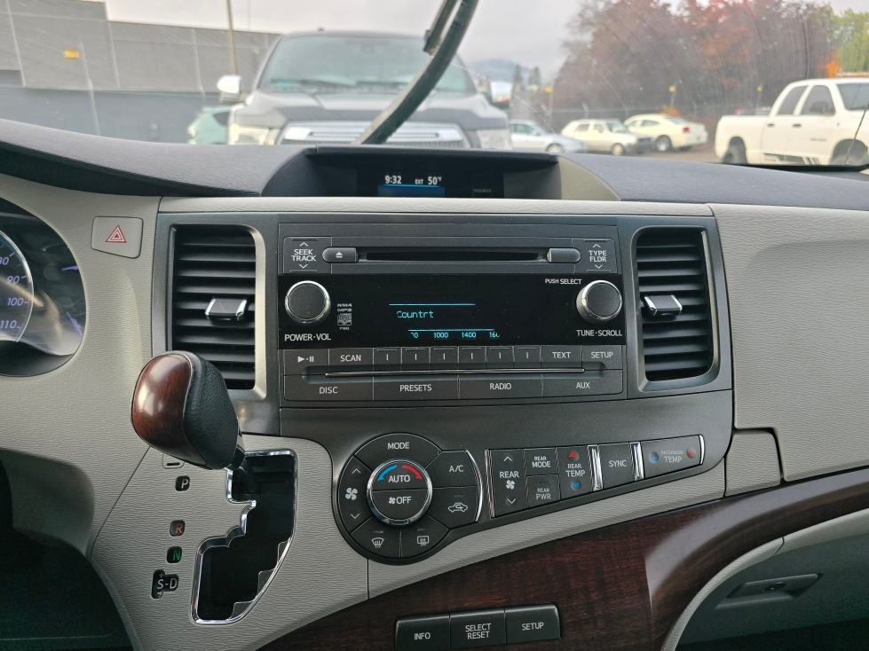 Thumbnail: 2011 Toyota Sienna - 11