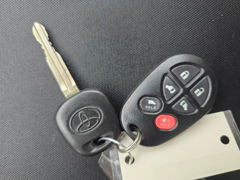 Thumbnail: 2011 Toyota Sienna - 13