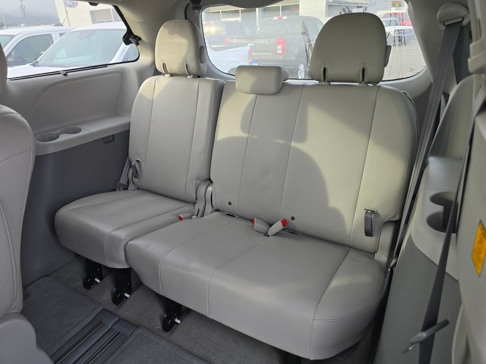 Thumbnail: 2011 Toyota Sienna - 19