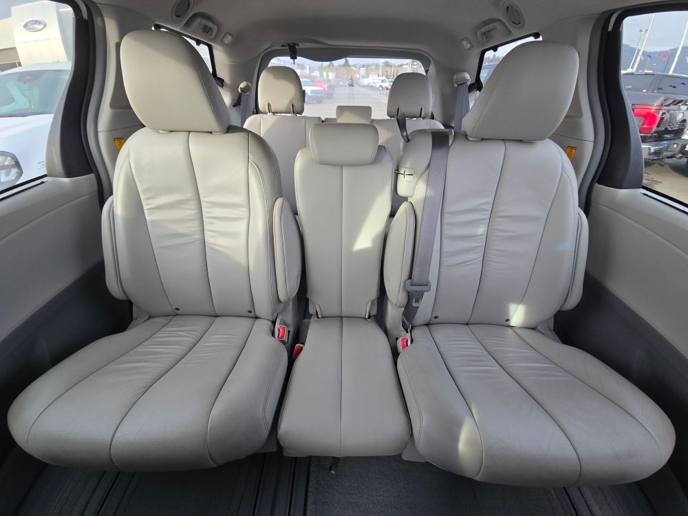 Thumbnail: 2011 Toyota Sienna - 20