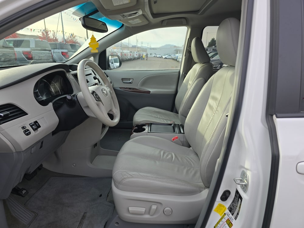 Thumbnail: 2011 Toyota Sienna - 8