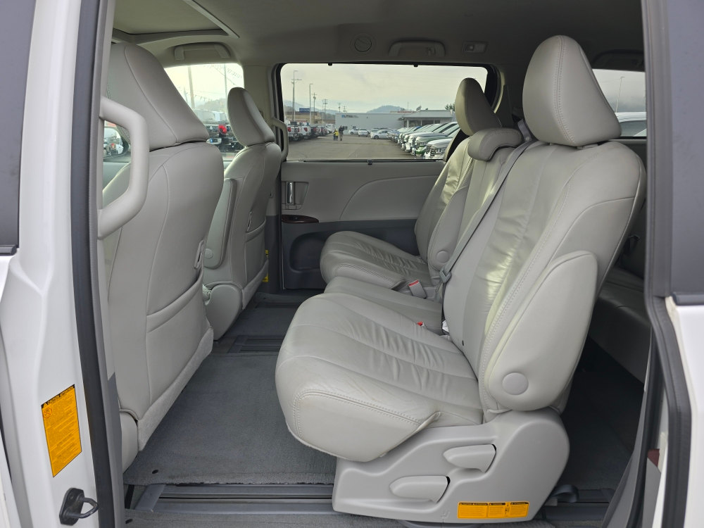 Thumbnail: 2011 Toyota Sienna - 9