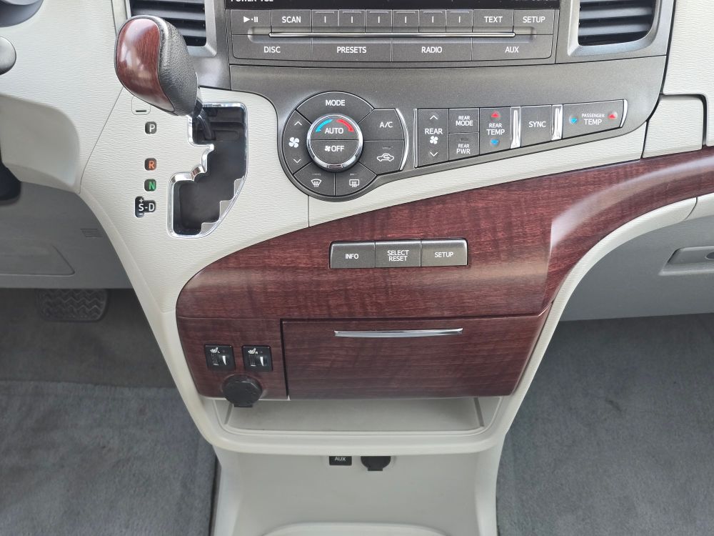 Thumbnail: 2011 Toyota Sienna - 17