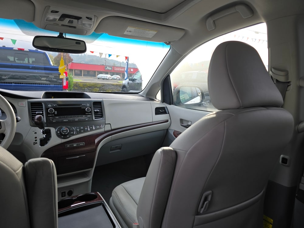 Thumbnail: 2011 Toyota Sienna - 18