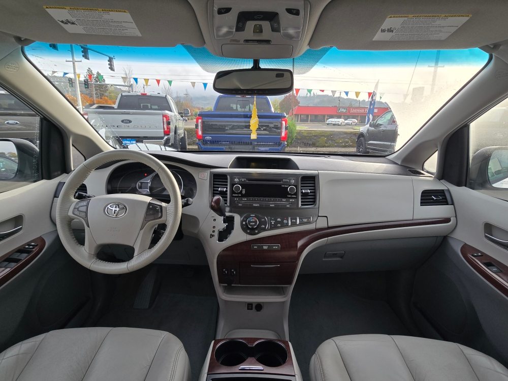 Thumbnail: 2011 Toyota Sienna - 10