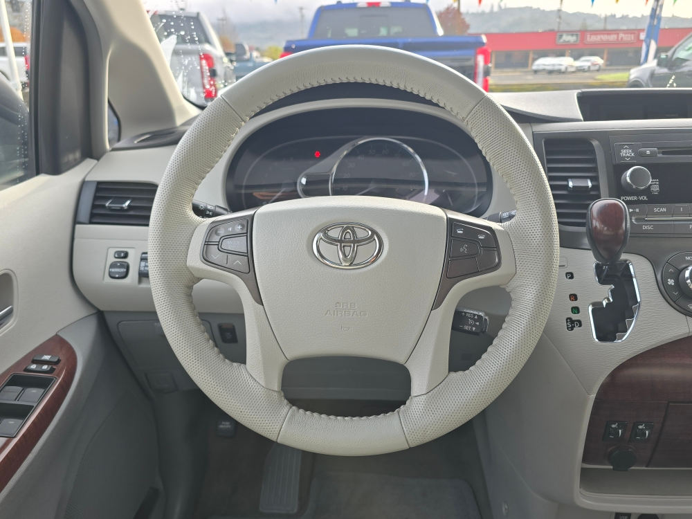 Thumbnail: 2011 Toyota Sienna - 7