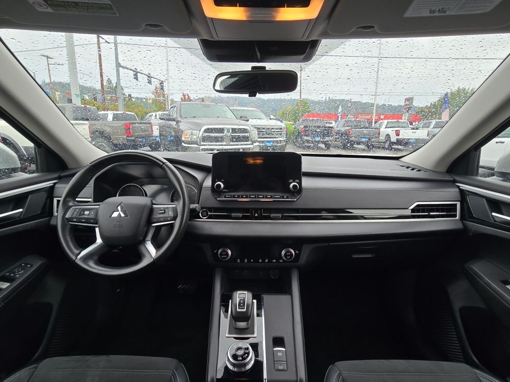 Thumbnail: 2024 Mitsubishi Outlander - 10