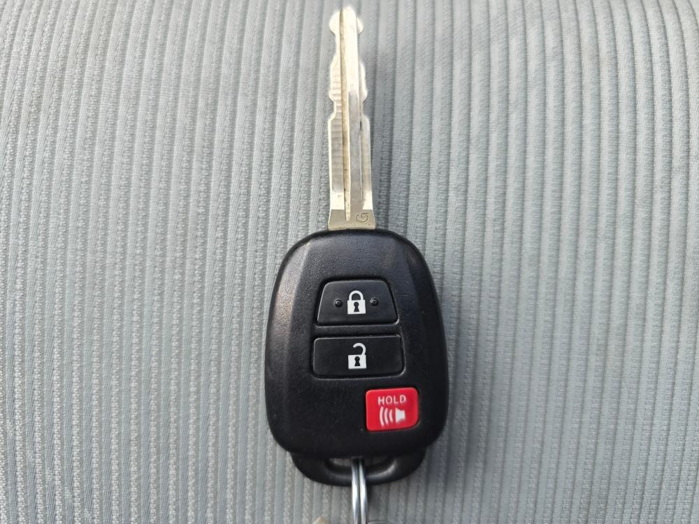 Thumbnail: 2013 Toyota Prius c - 14
