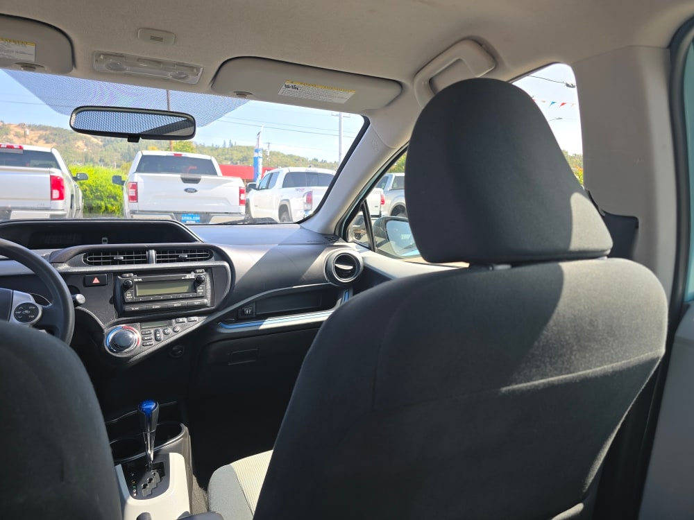 Thumbnail: 2013 Toyota Prius c - 9