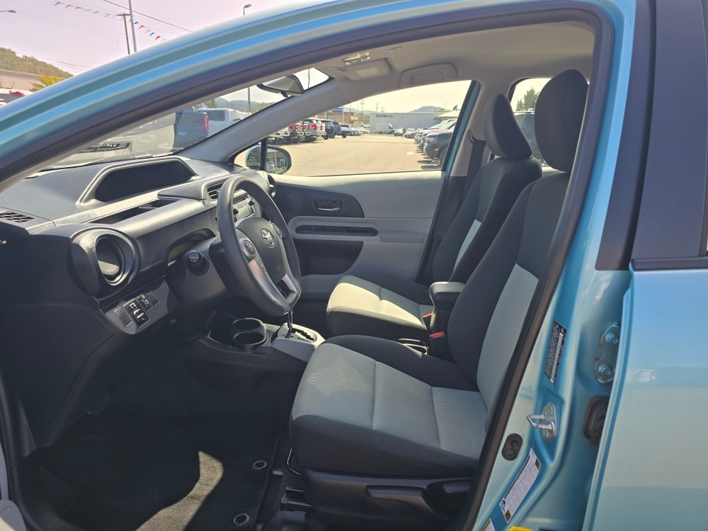Thumbnail: 2013 Toyota Prius c - 8