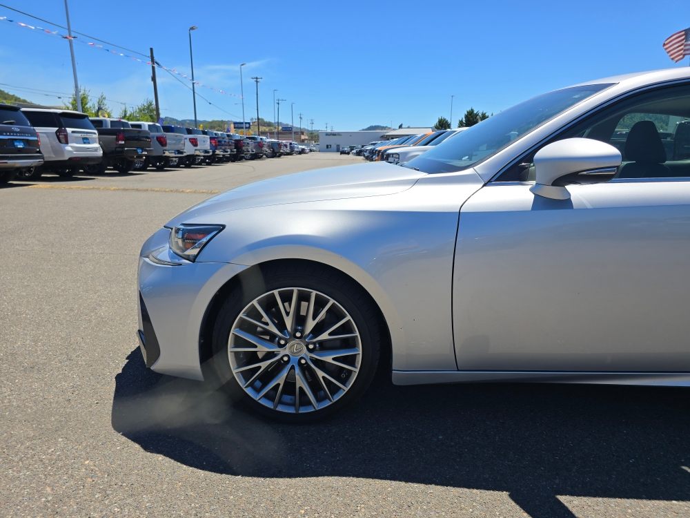 Thumbnail: 2017 Lexus IS - 4