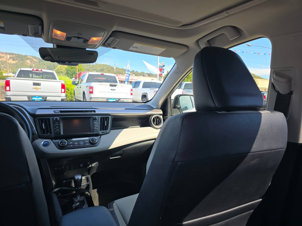 Thumbnail: 2018 Toyota RAV4 - 18