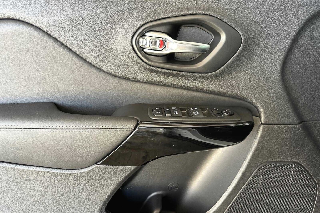 2023 Jeep Cherokee Altitude Lux 23
