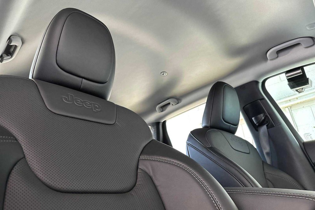 2023 Jeep Cherokee Altitude Lux 13