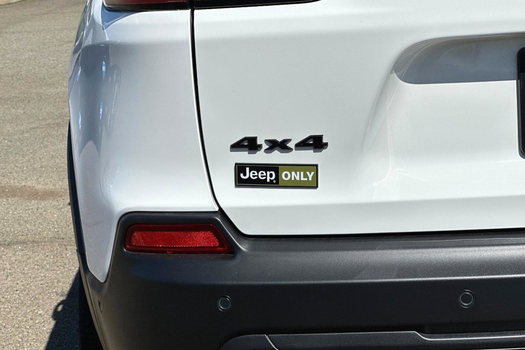 2023 Jeep Cherokee Altitude Lux 9