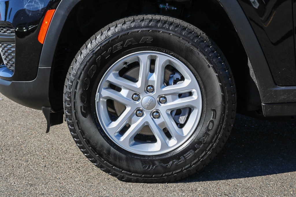 2023 Jeep Grand Cherokee Laredo 9