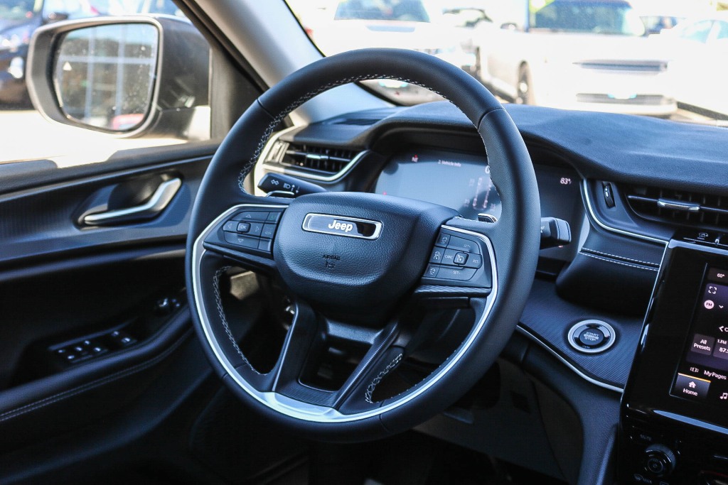 2023 Jeep Grand Cherokee Laredo 11